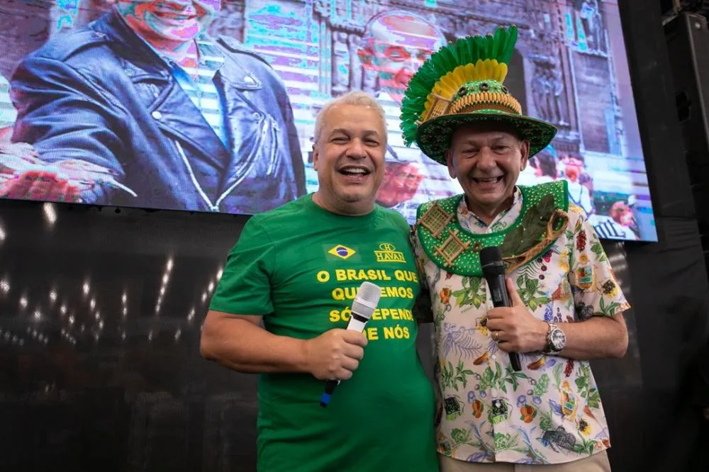 o apresentador Sikera Junior ao lado de Luciano Hang na inaugura&ccedil;&atilde;o das lojas Havan em Manaus