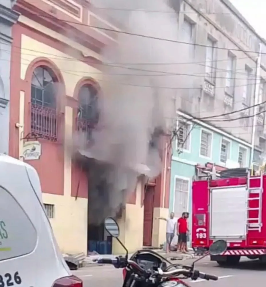 Incêndio de Suspeita Criminosa Destrói Comércio no Centro de Manaus
