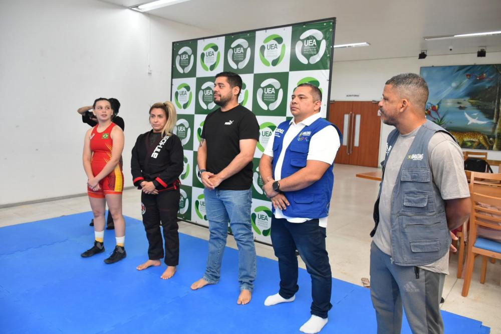 Alunas e colaboradoras da UEA participam de curso de Defesa Pessoal Feminina