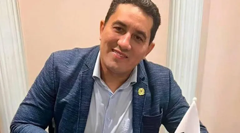 Ex-prefeito de Borba, Simão Peixoto, sofre queimaduras graves após explosão em lancha no Rio Madeira