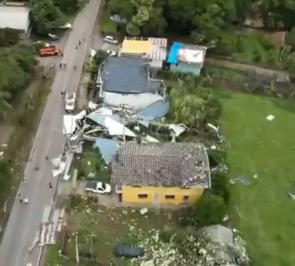 Tornado é confirmado em Farroupilha (RS) e deixa rastro de destruição na véspera de Natal
