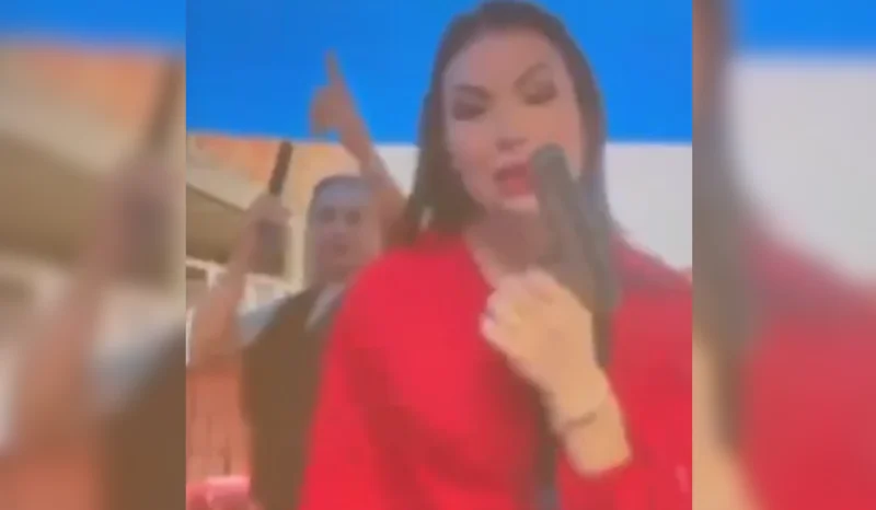 Blogueira de Manaus viraliza ao dançar exibindo arma de fogo ao lado de mulher apontada como esposa de traficante
