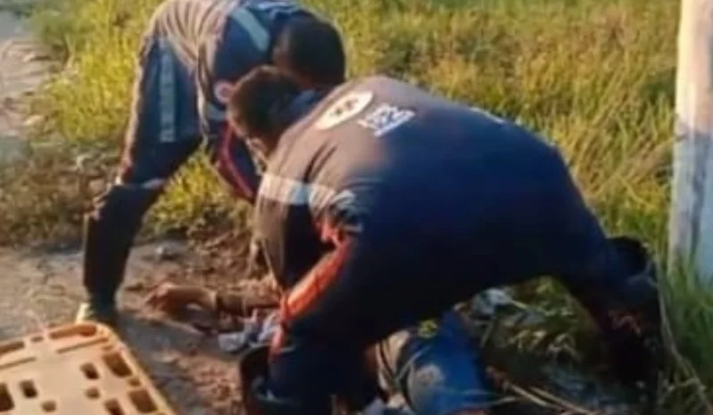 Motociclista sofre grave queda e é socorrido por moradores no Cidade Nova, em Manaus; redes sociais são usadas para localizar família