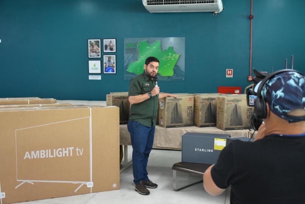 Reitor da UEA entrega veículos e equipamentos para unidades da capital e do interior