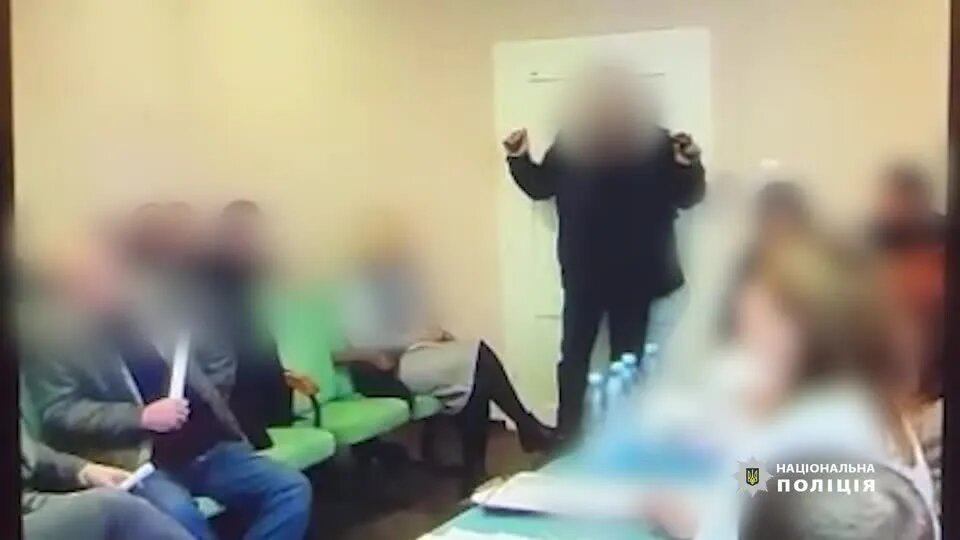 Caos e Feridos em Ataque com Granadas Durante Sessão na Câmara Municipal de Irpin, Ucrânia