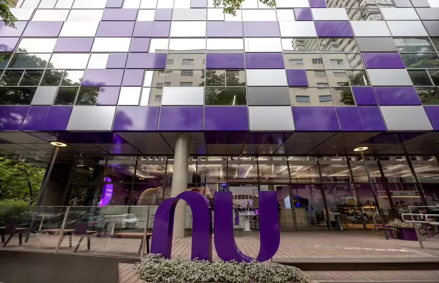 Nubank anuncia investimento de R$ 2,5 bilhões em escritórios e endurece retorno ao presencial