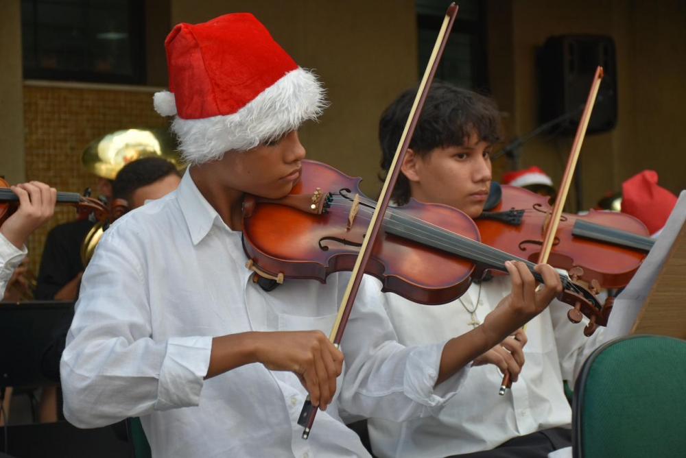 Natal em Todos os Tempos”: espetáculo é encenado por funcionários e alunos de Dança, Música e Teatro da UEA