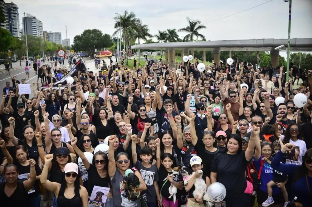 Centenas de pessoas ocupam a Ponta Negra em manifestação por justiça ao cão Orelha