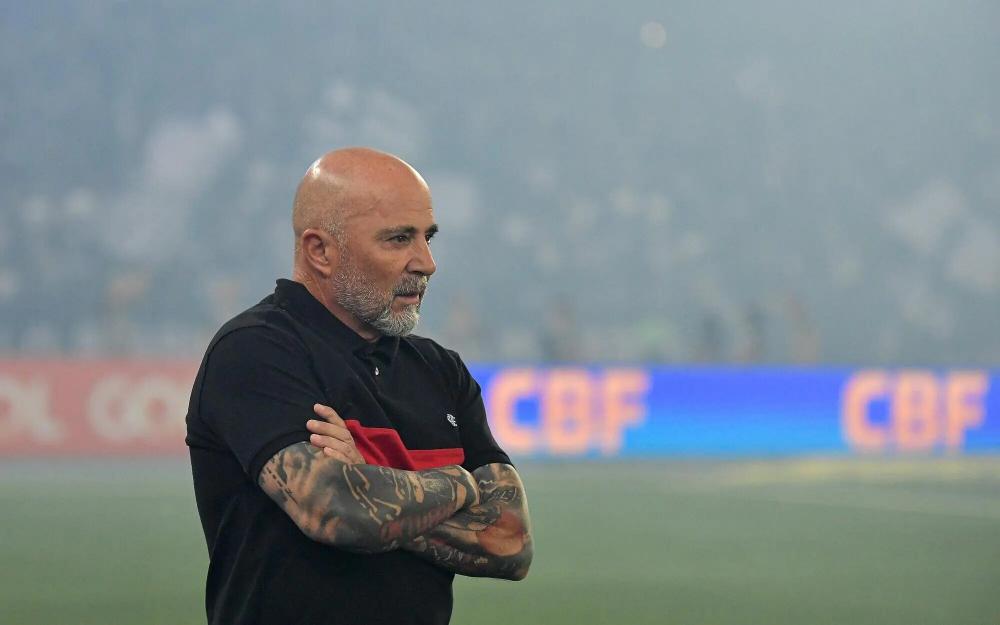 Técnico Jorge Sampaoli deixa campo após empate na final da Copa do Brasil