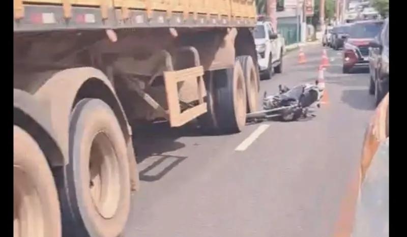 Acidente entre carreta e motocicleta trava trânsito na avenida Efigênio Salles em Manaus