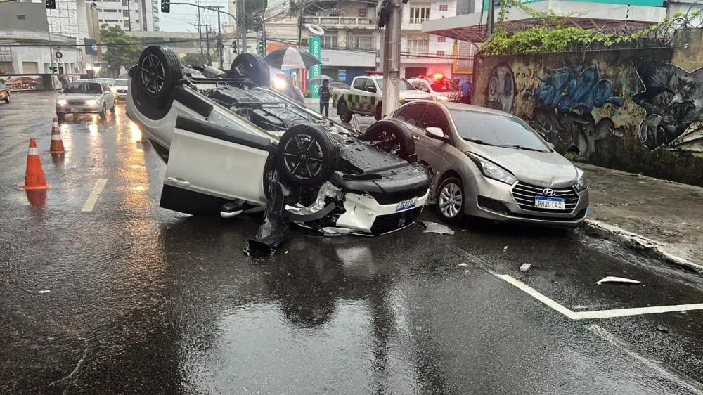 Médica capota carro e atinge veículos estacionados durante forte chuva no Centro de Manaus