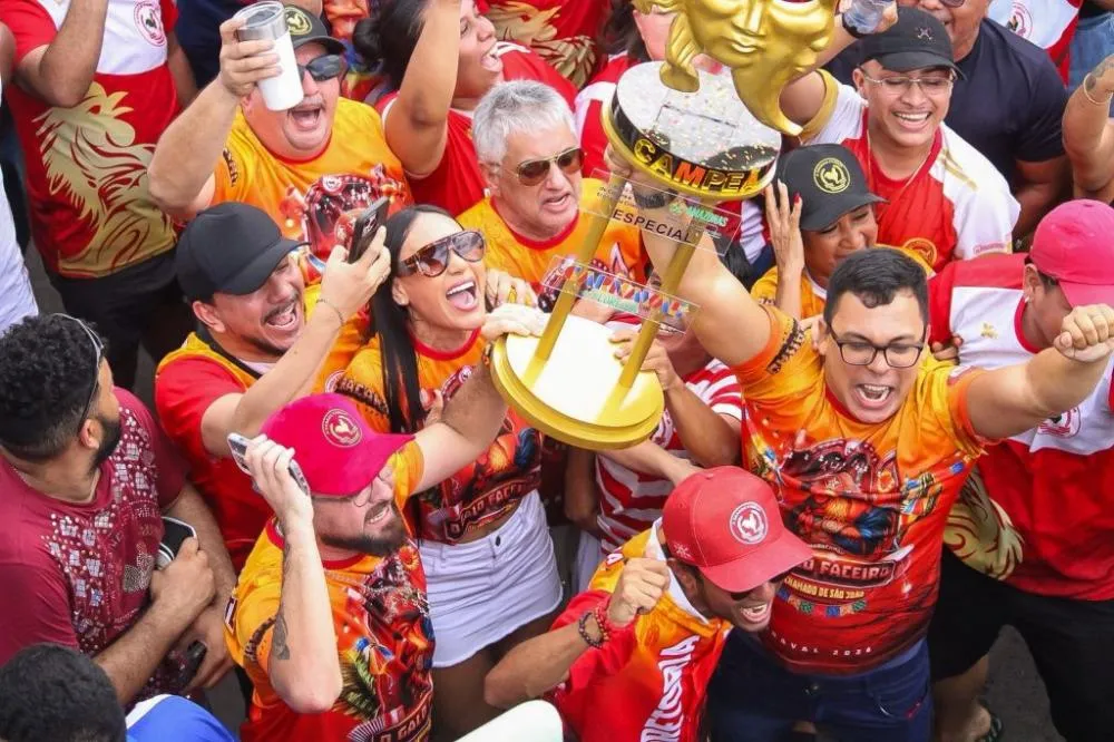 A Grande Família conquista o título do Grupo Especial com enredo sobre resistência