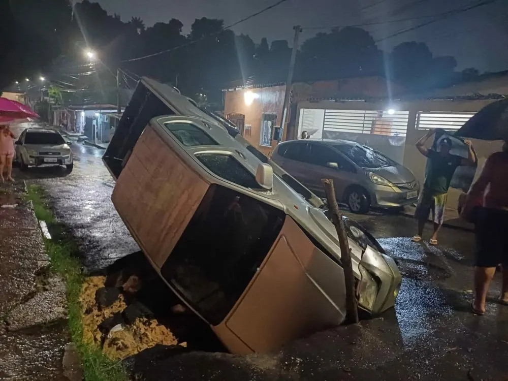 Carro é “engolido” por cratera e moradores protestam contra abandono no Riacho Doce