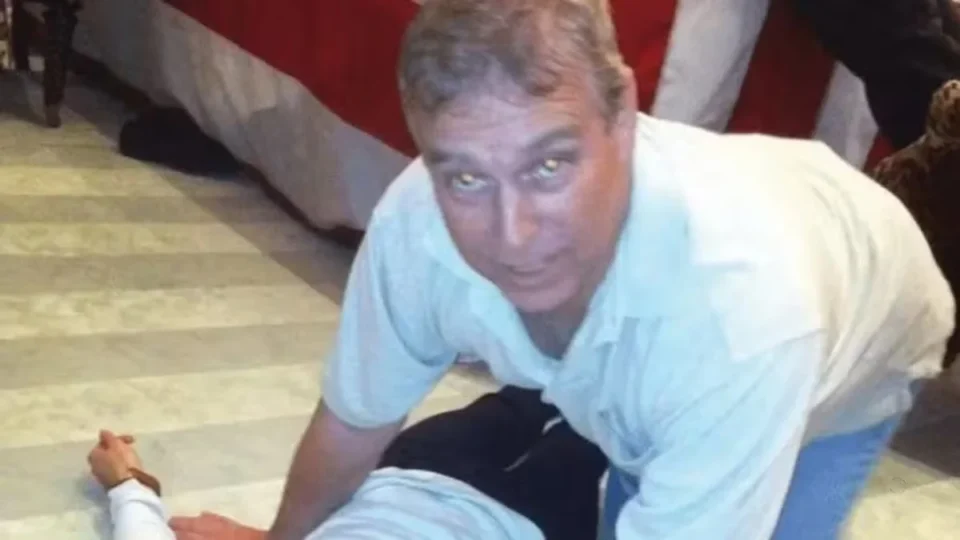 Ex-príncipe Andrew é libertado após 11 horas de detenção por elo com caso Epstein