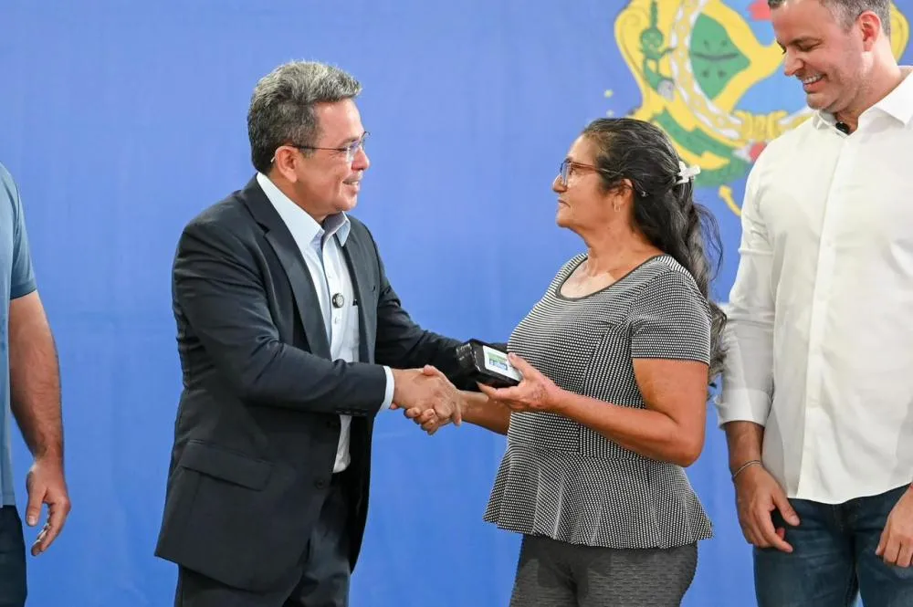 Vice-governador Tadeu de Souza acompanha entrega de óculos e destaca marca de mais de 5,8 mil pessoas beneficiadas