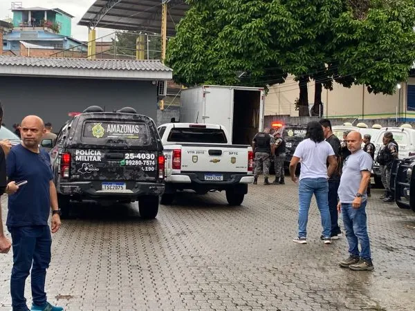 Seis PMs presos em flagrante com cerca de 3 toneladas de drogas descarregadas de lancha em Manaus