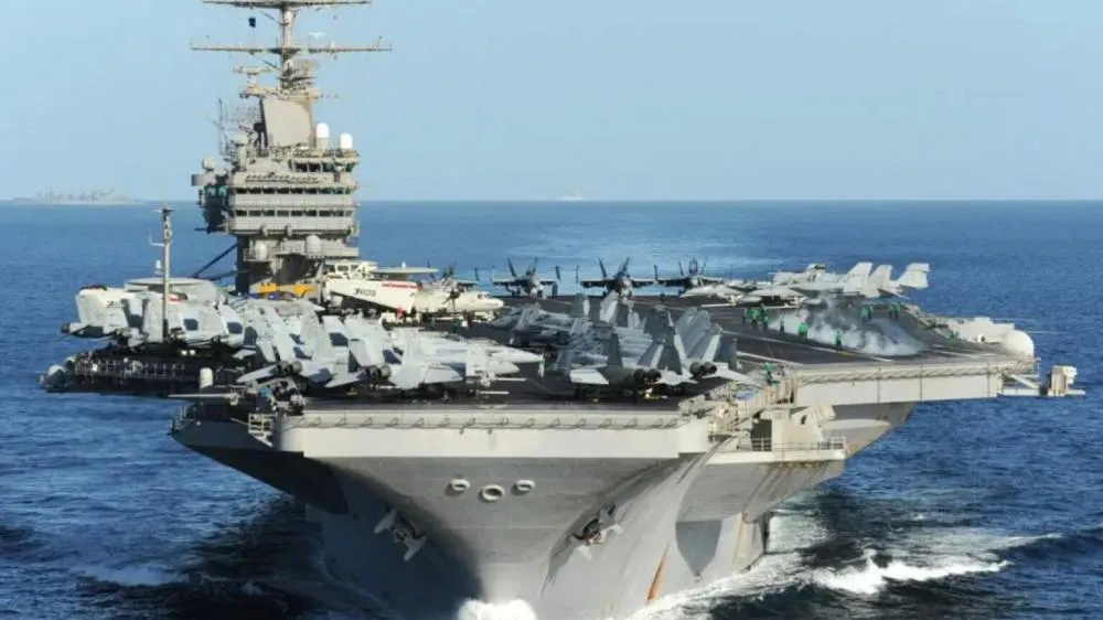 EUA negam ataque iraniano ao porta-aviões USS Abraham Lincoln; bombardeios contra Irã seguem após morte de Khamenei