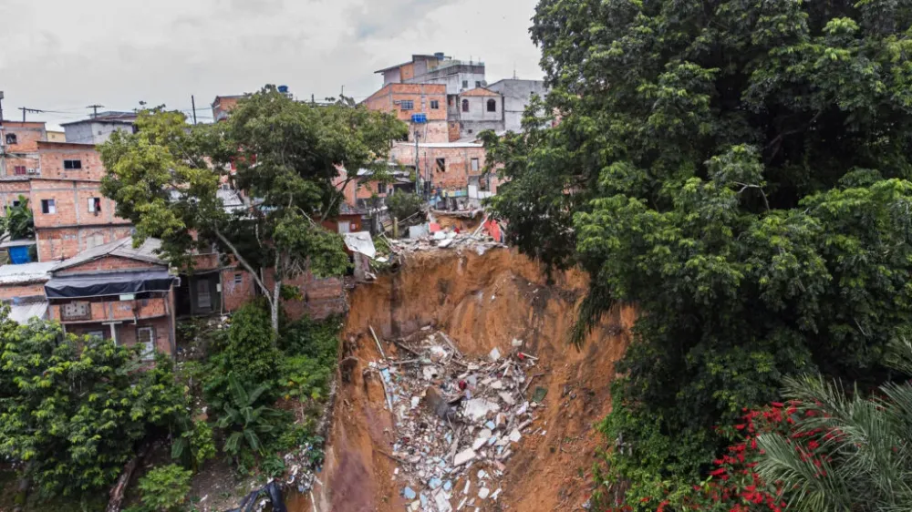Risco crítico de desabamentos no Mauazinho: Defensoria Pública realiza vistorias e alerta moradores em Manaus