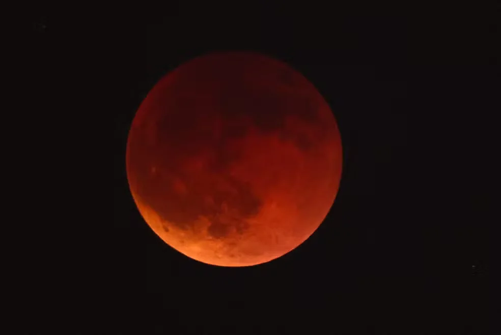 Lua de Sangue hoje: eclipse lunar total visível na madrugada; nebulosidade atrapalha em Manaus e outras regiões
