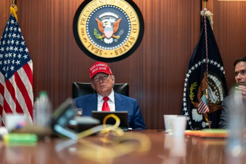 Guerra EUA x Irã: bombardeios atingem prédio da assembleia que escolheria novo líder supremo; Trump diz que ataques continuam