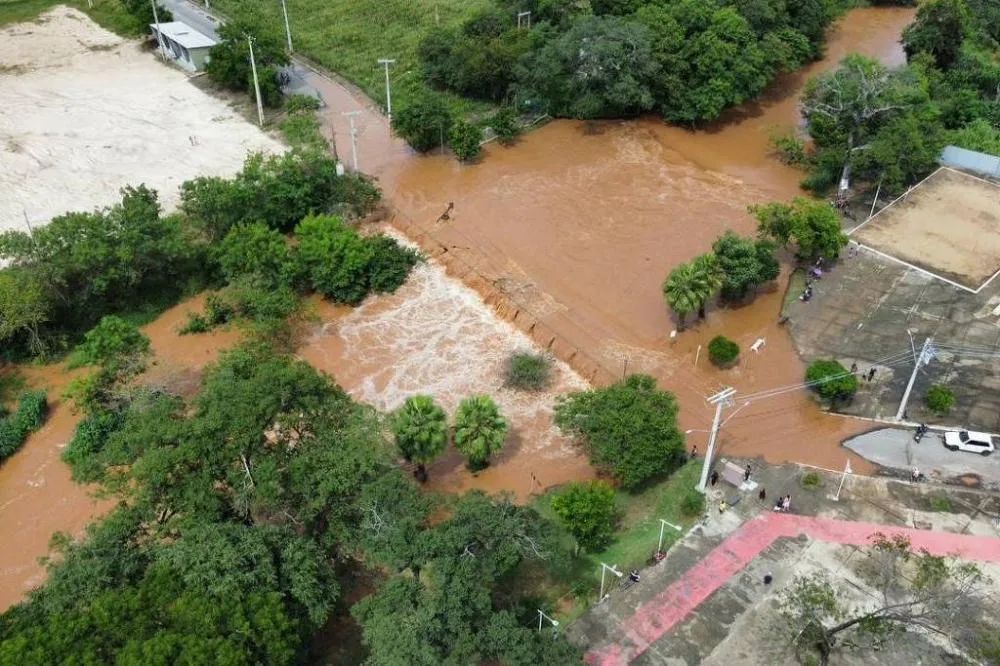 Risco de rompimento de barragem em Porteirinha (MG): Defesa Civil monitora emergência após chuvas intensas