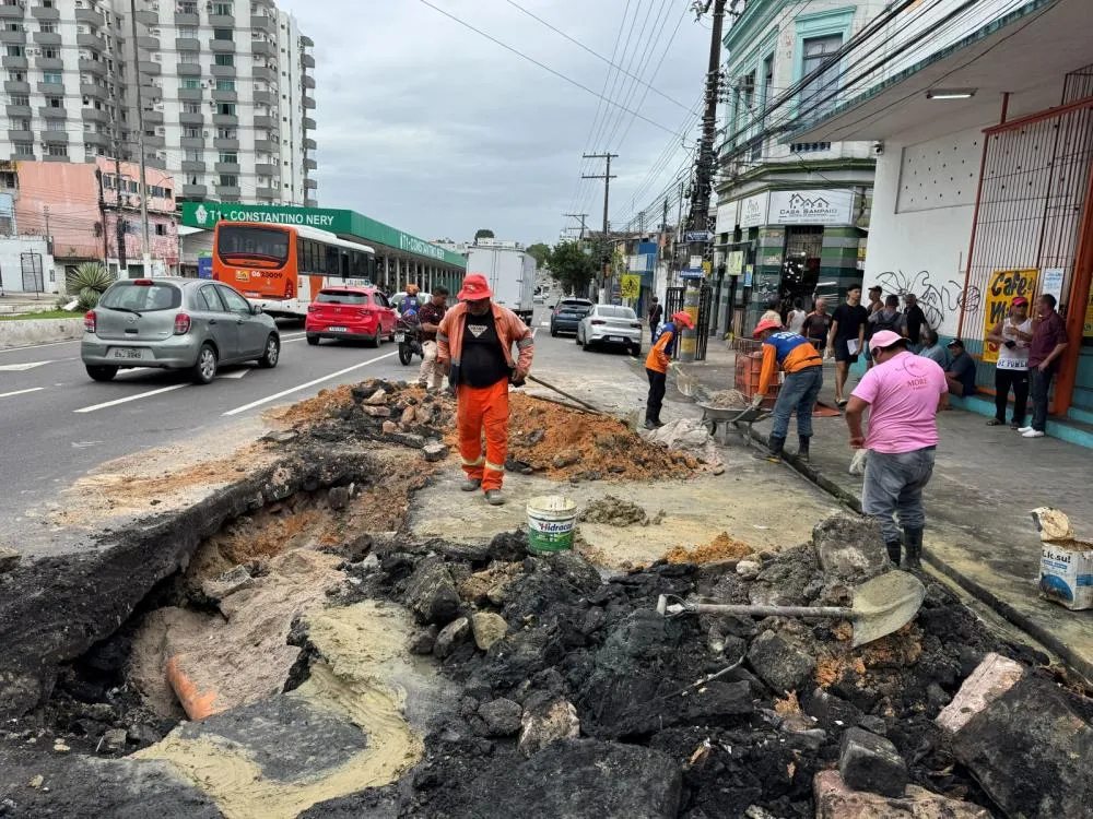 Interdição na Avenida Constantino Nery em Manaus por rompimento de tubulação após chuva