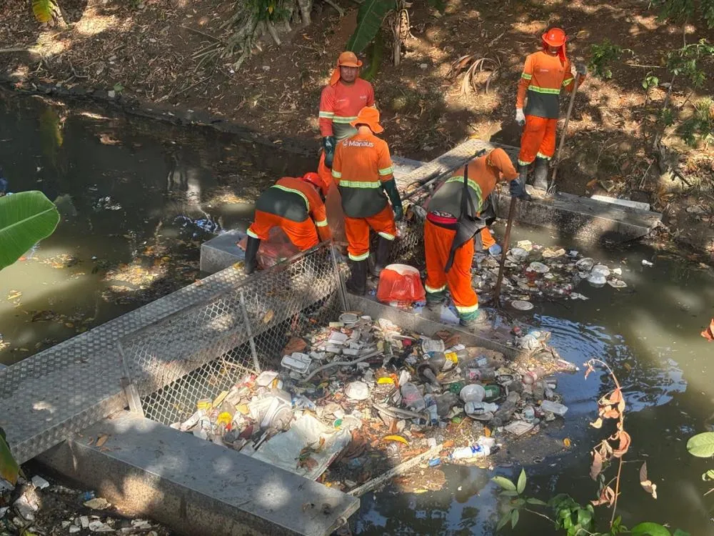 Prefeitura de Manaus inicia operação de retirada de lixo no Igarapé do 40 para evitar transbordamento após chuvas