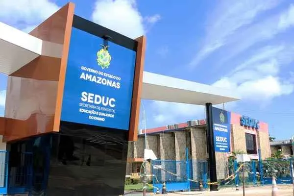 Escândalo na merenda: pressão aumenta sobre Seduc-AM após vídeos de escolas servindo só bolacha com suco