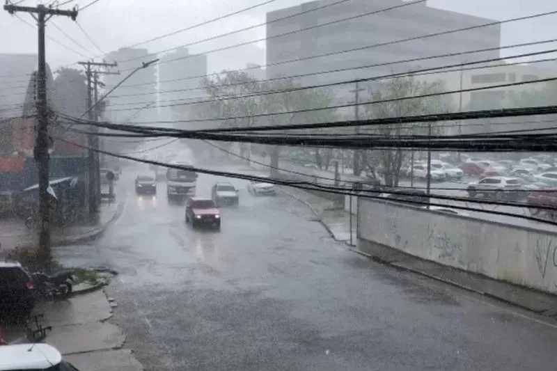 Alerta vermelho de chuva em Manaus: Defesa Civil avisa risco de ventos de até 80 km/h e granizo nas próximas 3 horas
