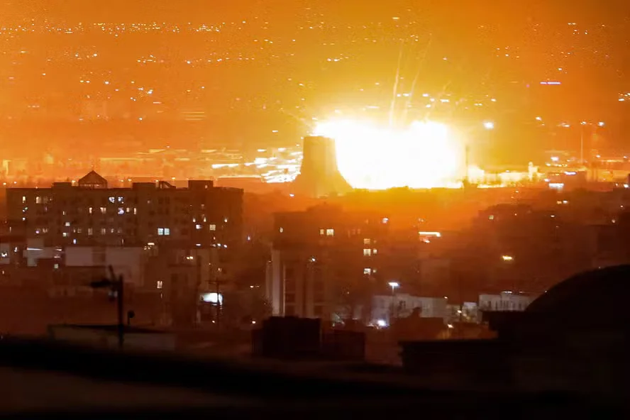 Israel intensifica ataques à infraestrutura petrolífera do Irã na escalada do conflito