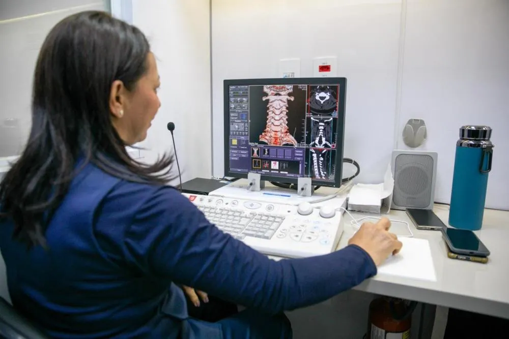 Carreta de Tomografia da UEA leva atendimentos gratuitos para comunidade acadêmica e público externo