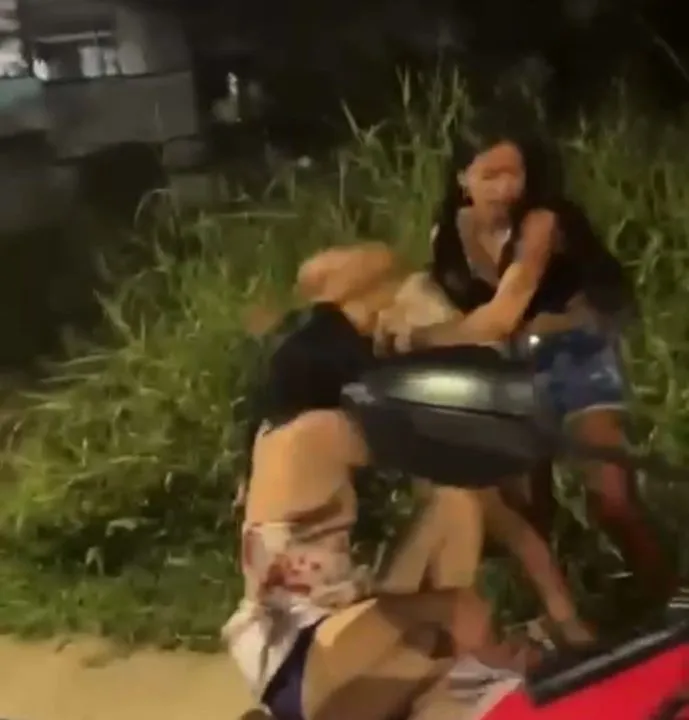 Briga generalizada entre mulheres em frente a adega viraliza e para rua em Jutaí