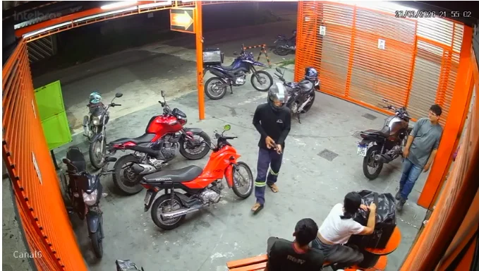 Dupla armada em motocicleta assalta estabelecimento no São José e foge em direção ao Nenê Park