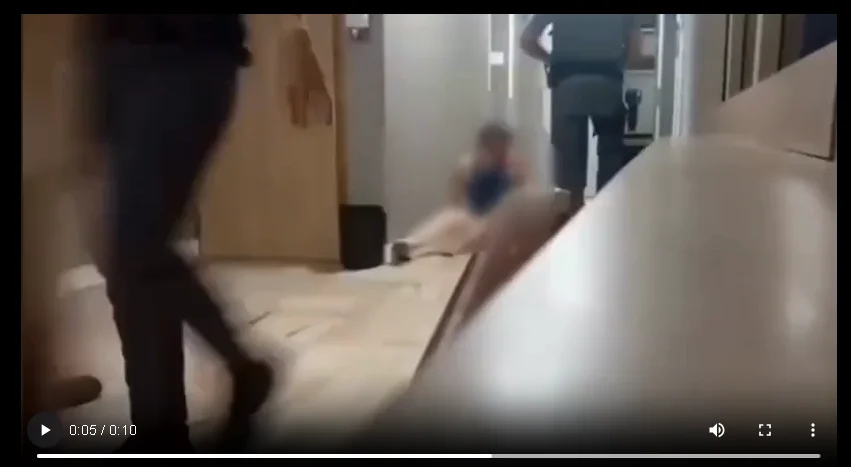 Vídeo mostra policial militar agredindo mulher com chute no rosto durante abordagem em São Paulo