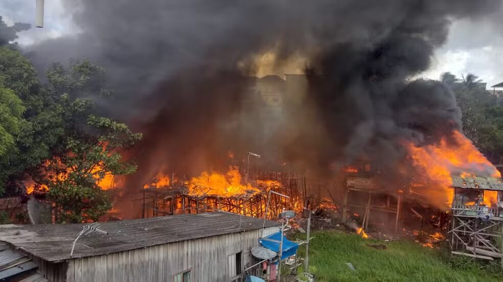 Polícia Civil Investiga Incêndio que Devasta Comunidade em Manaus: Acidental ou Criminoso?