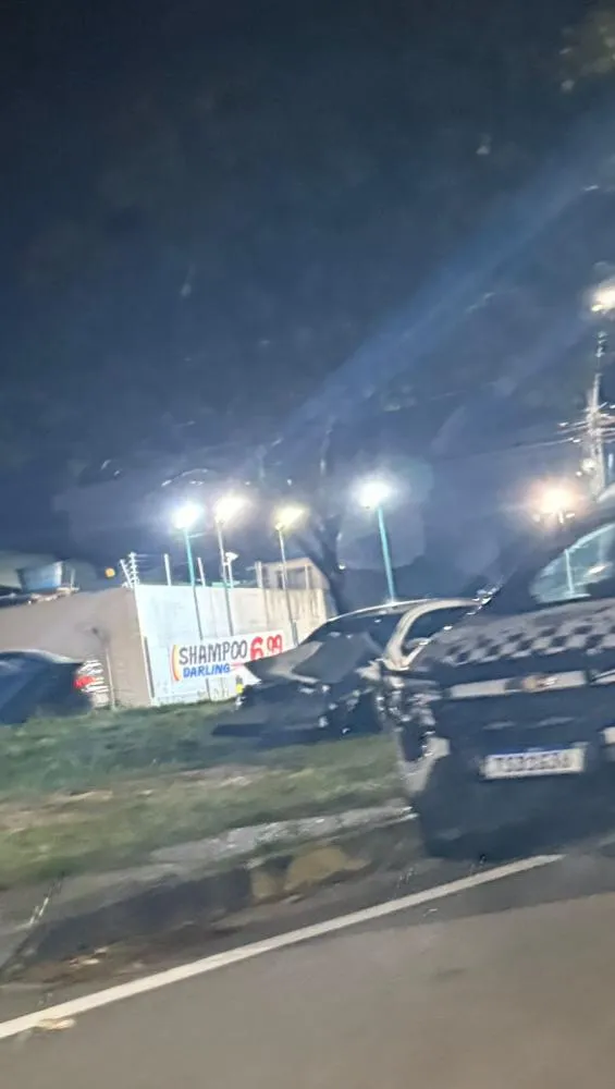 Carro destrói placa de sinalização na Avenida das Torres