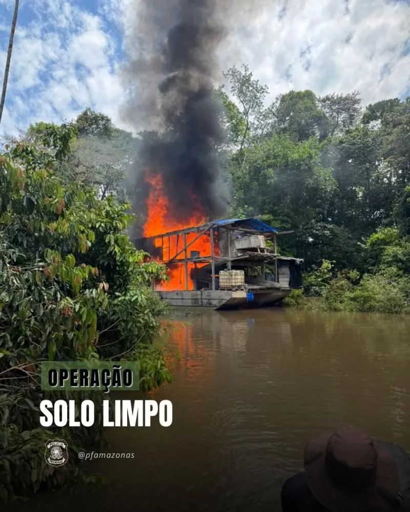 PF destrói 15 dragas de garimpo ilegal no Rio Jandiatuba