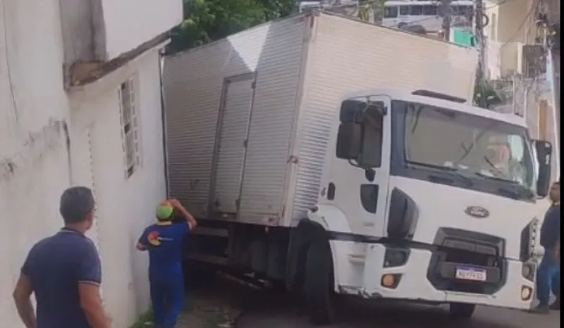 Caminhão perde controle em ladeira e invade casa na zona oeste de Manaus