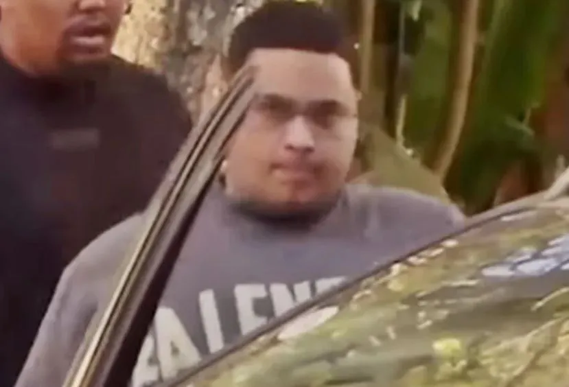 MC Ryan deixa IML após prisão por lavagem de dinheiro