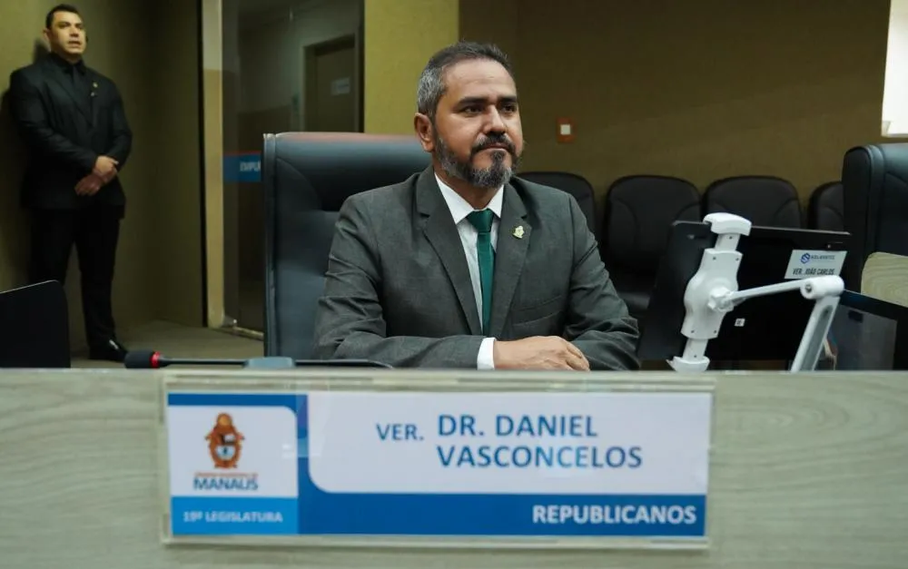 Vereador toma posse na Câmara de Manaus após mudança