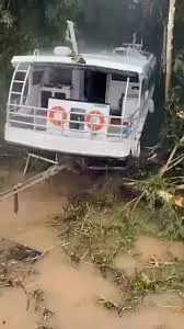 Lancha perde controle, bate e encalha em barranco no interior do Amazonas