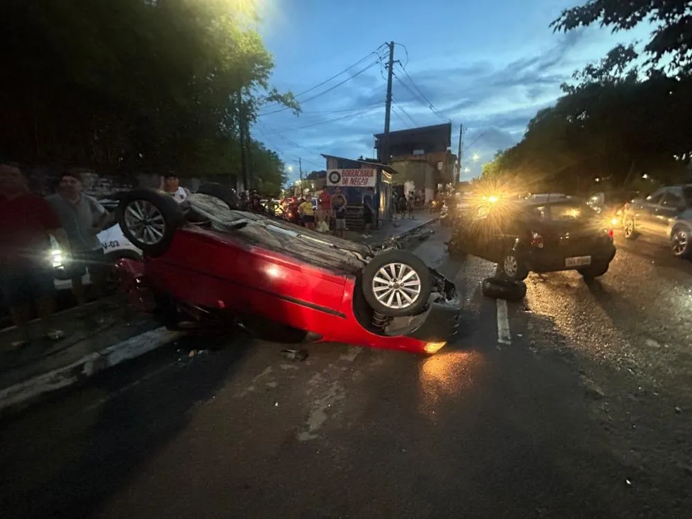 Motorista é arremessado em acidente grave na avenida Manaus 2000