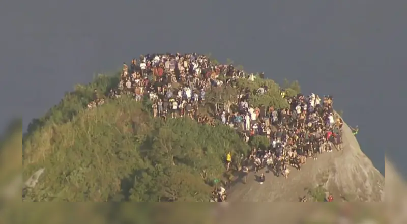 Turistas ficam ilhados após tiroteio em morro no Rio