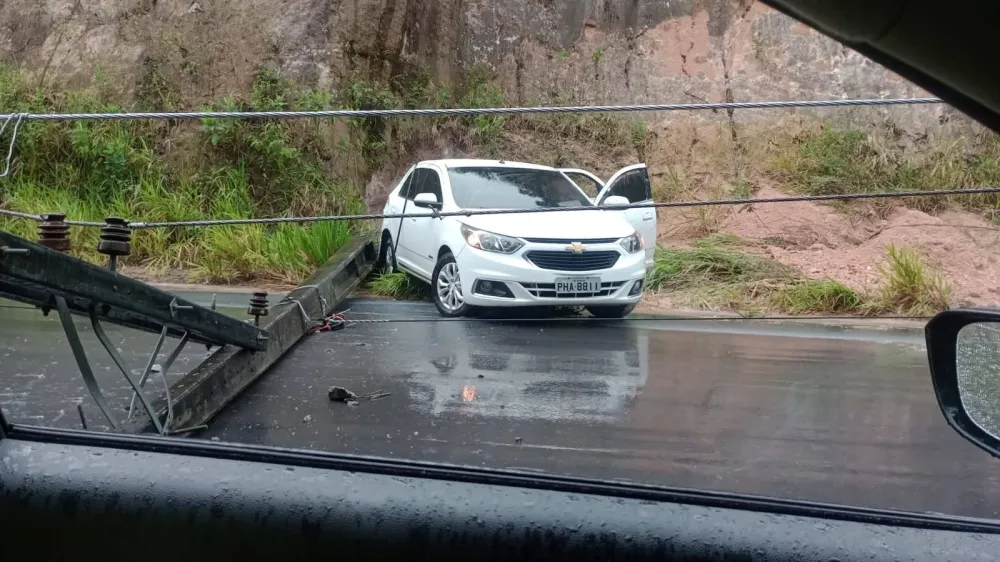Carro derrapa e bate em poste na AM-010 no Amazonas