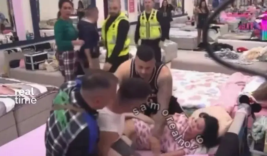 VIDEO; Participante enforca colega em reality e cena revolta internet
