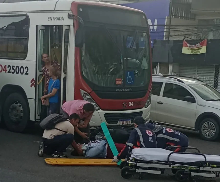 Motociclista é atingida por ônibus em cruzamento de Manaus