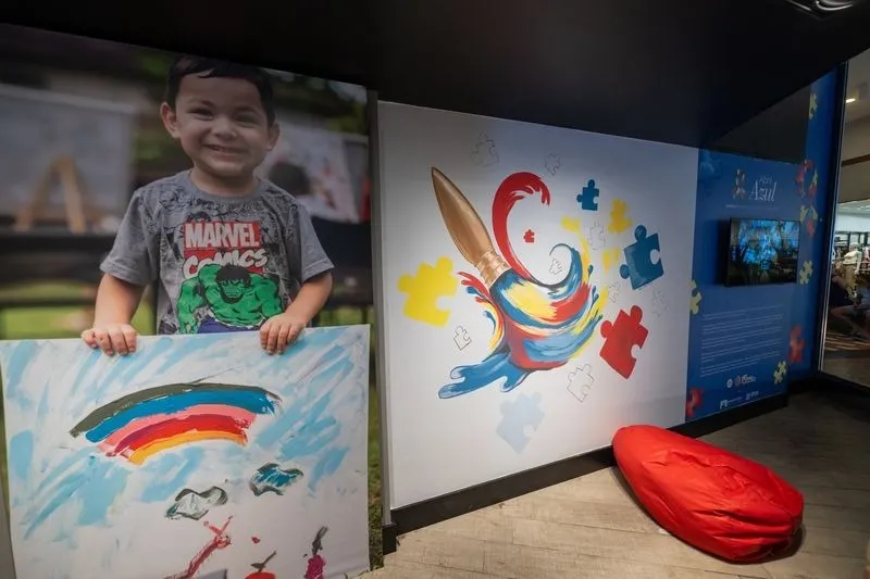 Exposição sobre autismo reúne obras de crianças em shopping de Manaus