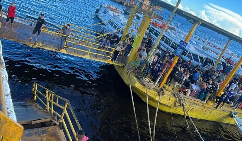 Ponte de acesso à balsa desaba e deixa pessoas presas em Manaus