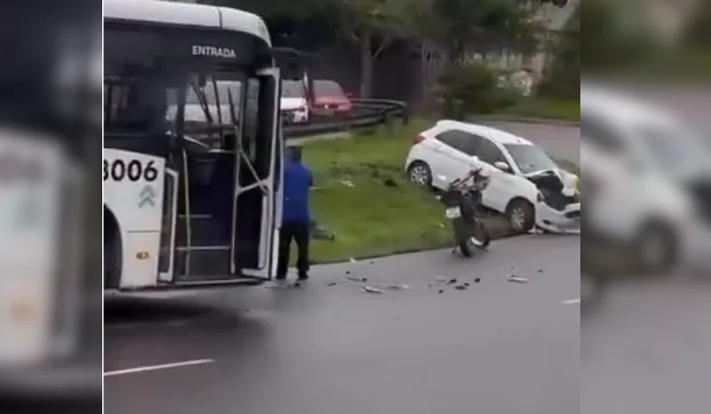 Carro de app bate em ônibus e deixa feridos na Max Teixeira