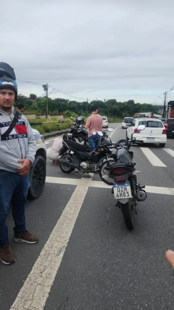 Motociclista fica ferida após acidente na Avenida das Torres